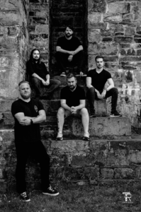 Das Bild ist ein Bandfoto und zeigt die Metalband Them Ruins